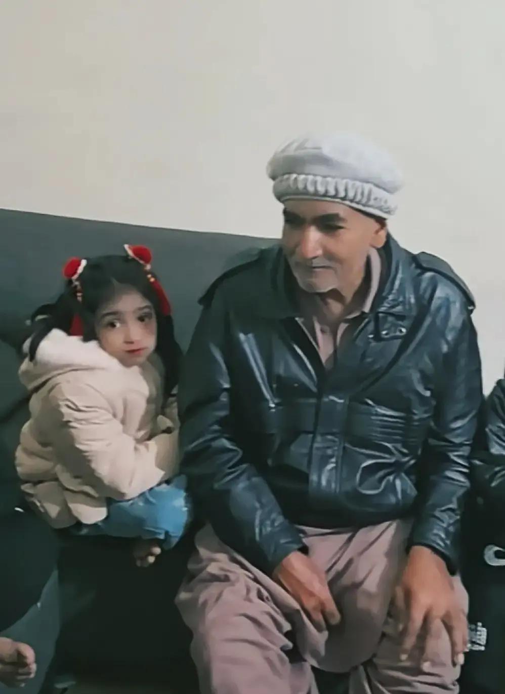 烧烤刘在巴基斯坦岳父家直播跨年，灯突然全灭，他举着手机打光，一边安慰安波一边跟弹