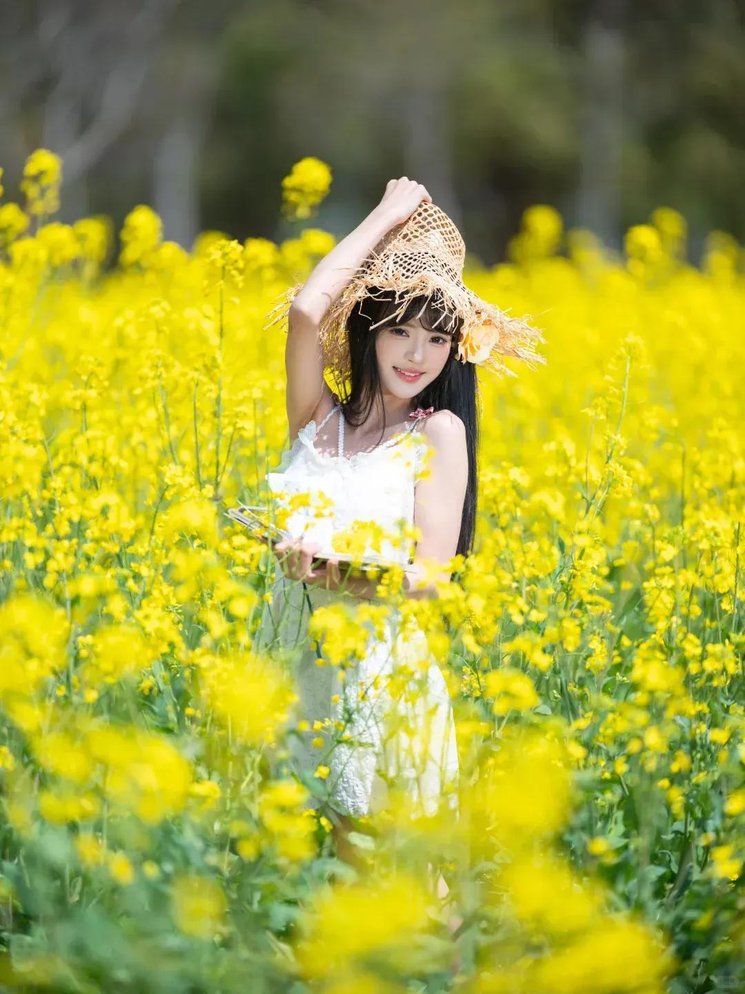 分享甜美小姐姐随手拍油菜花的春天美女的美丽瞬间分享