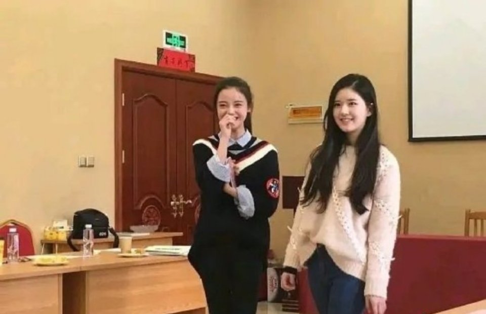 看孙珍妮赵露思争角色 谁能想到赵露思会是现在的女顶 ​​​