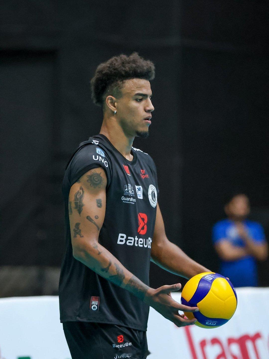 在巴西🇧🇷包鲁举行的一场超级联赛排球比赛中，瓜鲁柳斯排球队的阿根廷球员🇦?