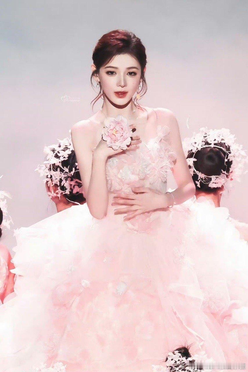 张予曦 花仙子 花丛中的张予曦，美得像一场梦境。眉眼温柔，气质灵动，这不就是花仙