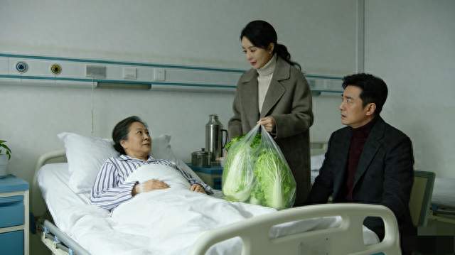 我坐月子婆婆给8斤白菜，老公夸她心疼我，她住院我也送8斤白菜