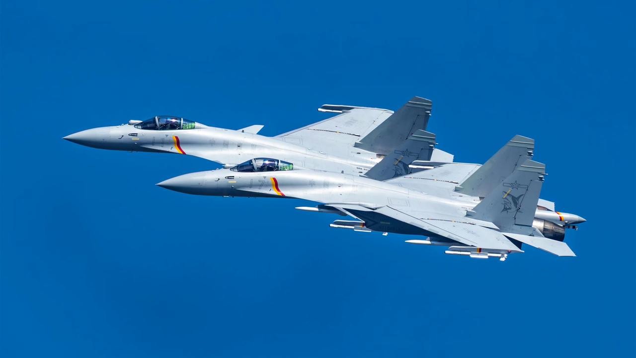 歼15T双机编队齐头并进。