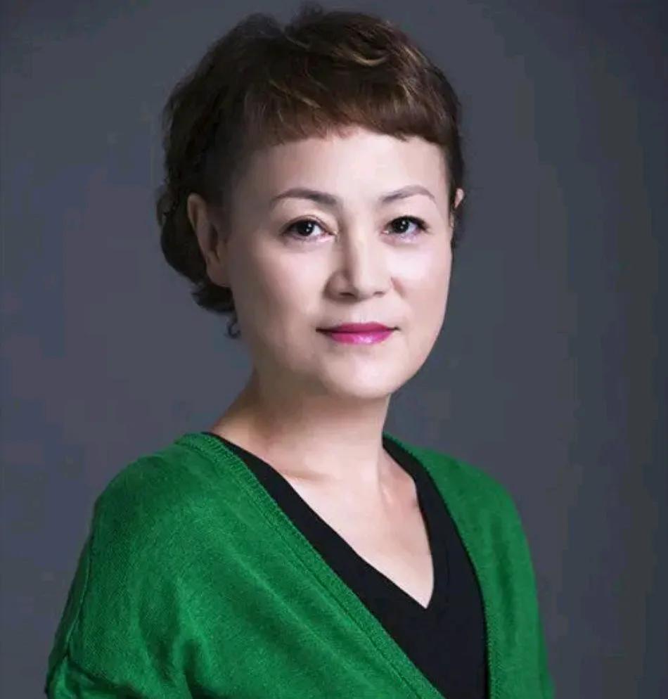 史晓燕巴不得向太回应呢！
本来她现在也没啥名气了。企业也没了。就天天在网上带货。