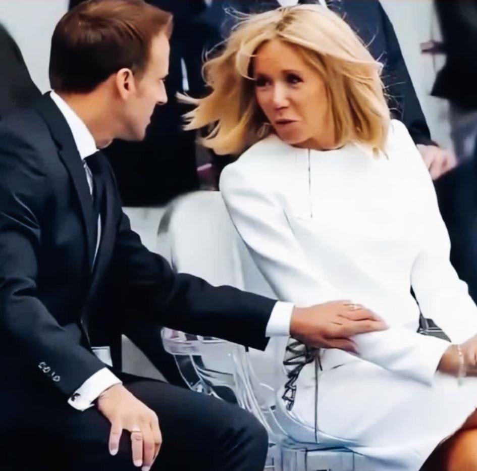 马克龙是不是回家又要挨媳妇批评了？
马克龙面对这么热情的女子，也是没有办法拒绝啊