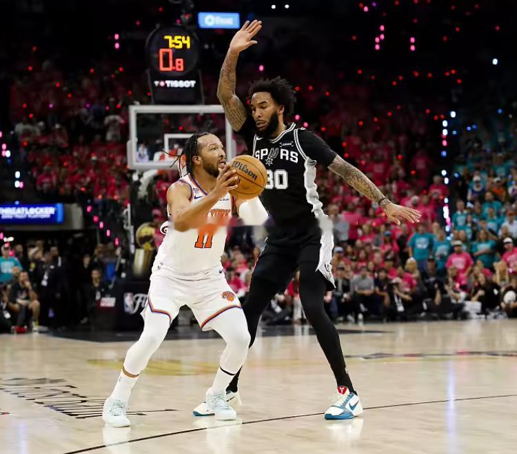 NBA总决赛，尼克斯105-104击败马刺，系列赛2-0领先。本场比赛布伦森手感