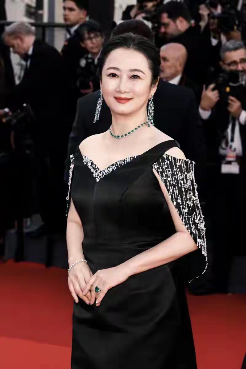 这姐姐穿着超美的礼服走红毯。问问大家，这位女演员是谁？她有什么作品？很面熟，倒挺