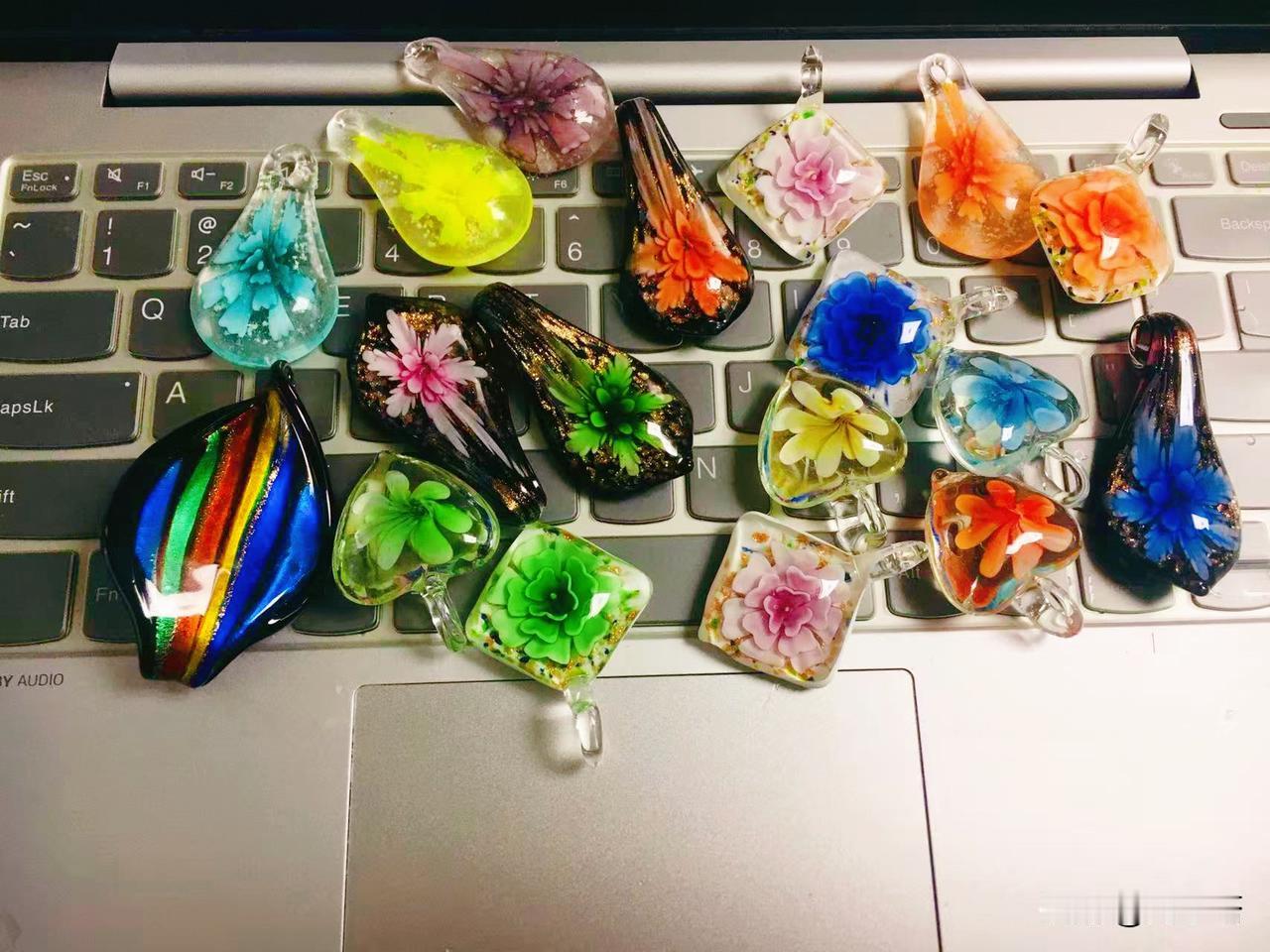 前段时间有次抽奖活动失败了，这次再试下，来自意大利的琉璃吊坠，这次小试，希望给幸