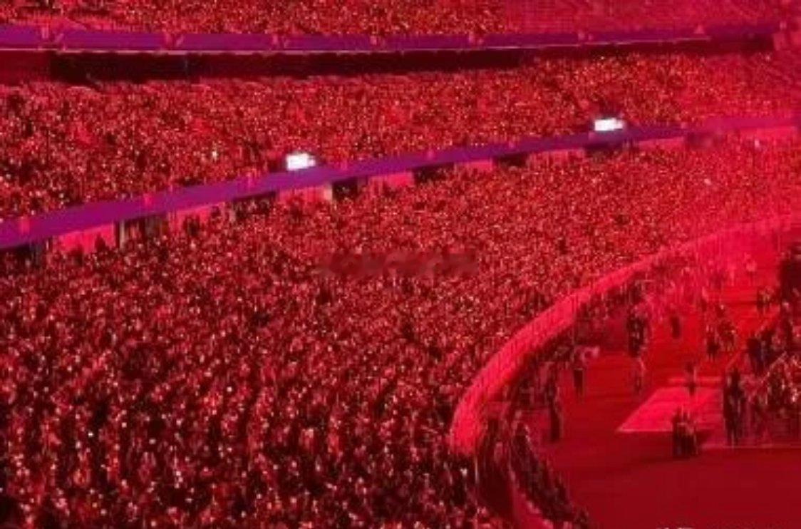 所以头部明星开演唱会还是很赚很赚钱，看华晨宇深圳站演唱会总共放了18万张票，居然