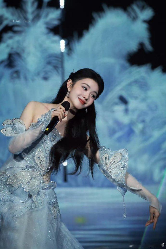 刘浩存在雾凇间唱歌 谁被这个冰雪舞台美到了！刘浩存一袭浅蓝纱裙，在雾凇间轻吟浅唱