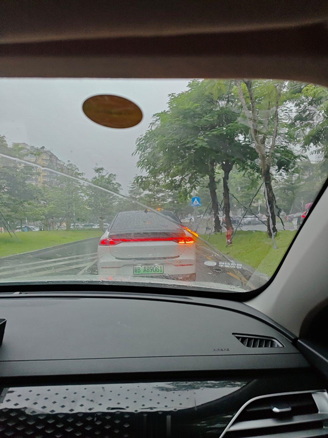 深圳下雨了，好大好大的雨[苦涩][苦涩][苦涩]而我还在往机场赶 ​​​