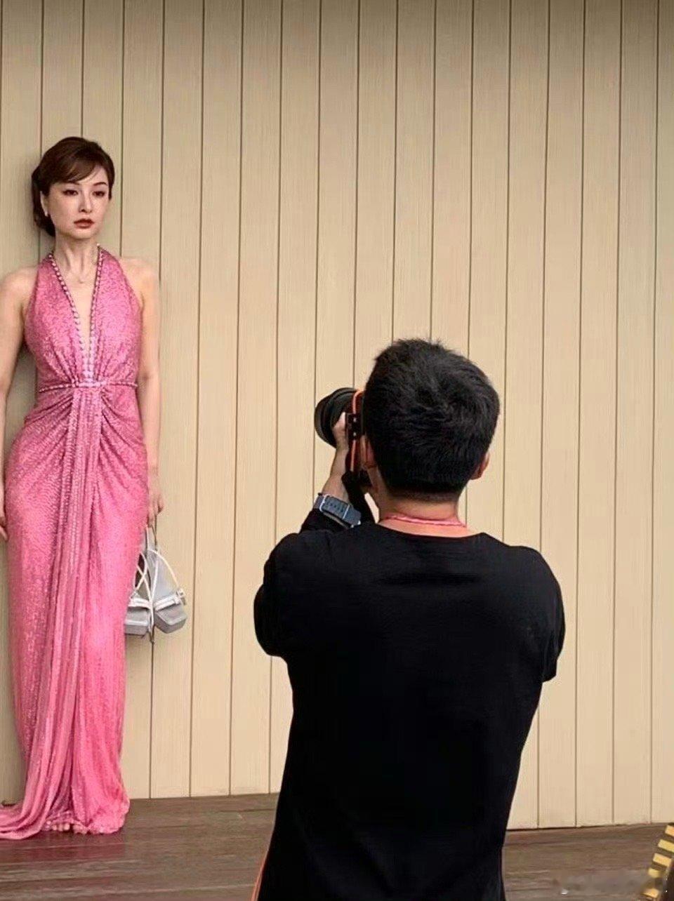 吴昕V到腰了 吴昕的裸色深V裙太戳人！V领开到腰超有记忆点，薄纱轻盈不厚重，配上