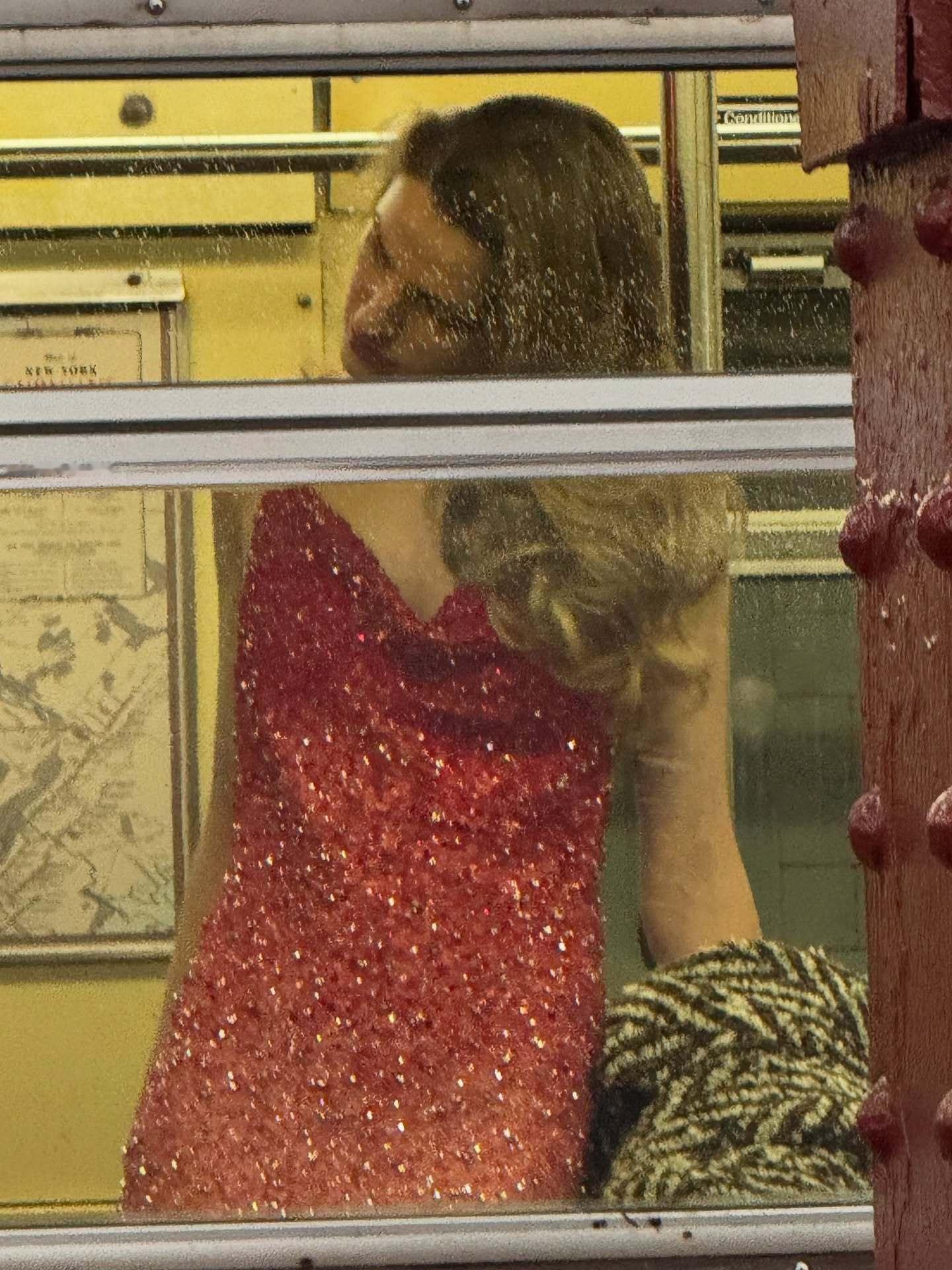 地铁里的香奈儿女郎💃🏼 