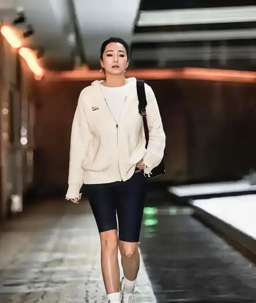 巩俐被表妹撞见在街边面馆埋头吃牛肉面，没化妆，头发里夹着几根白丝，眼角褶子明显，