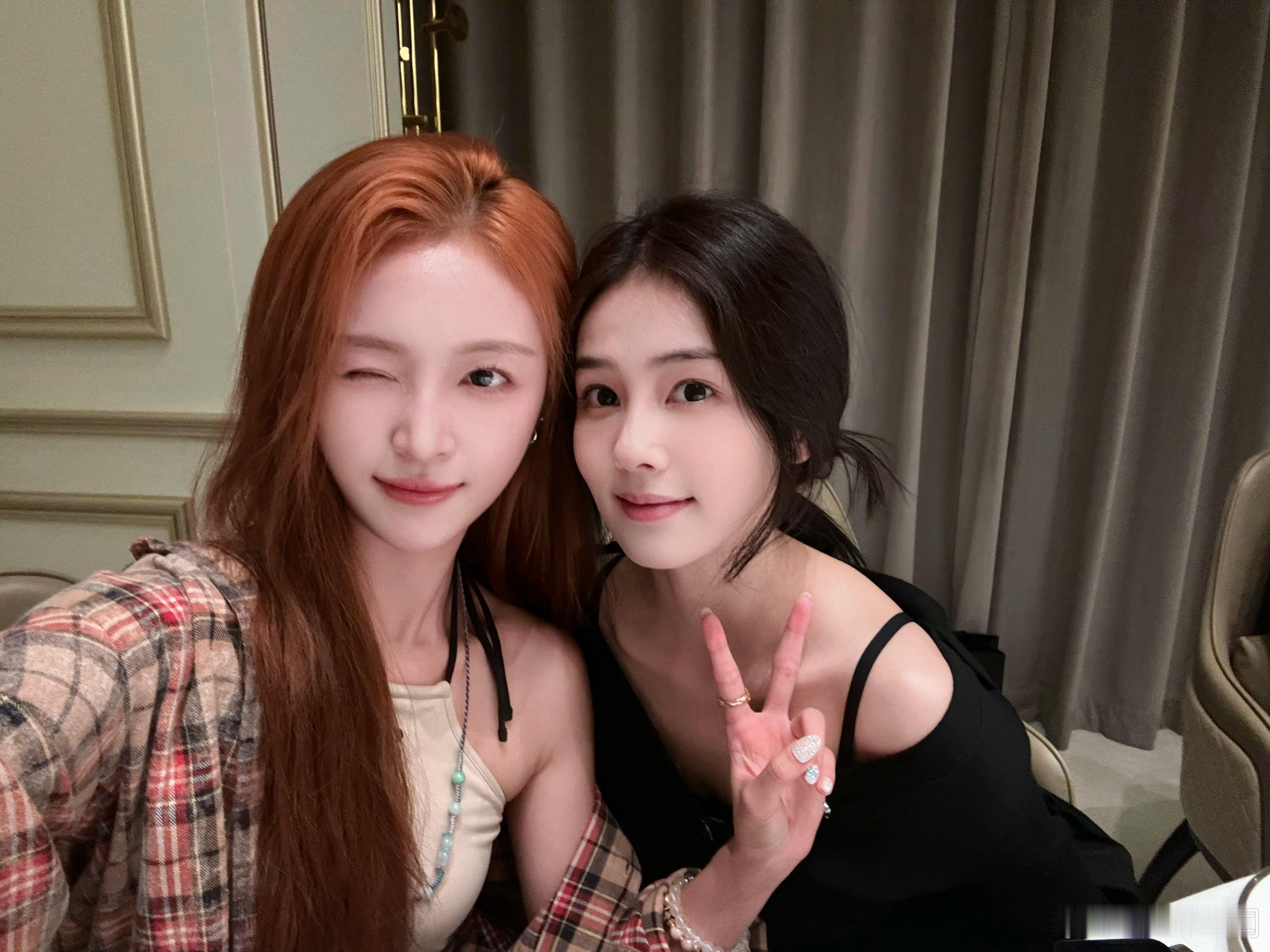 #吴宣仪对白鹿连说三遍生日快乐# ​​​#吴宣仪po照祝白鹿生日快乐# ​​​吴