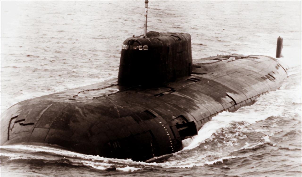 1986年10月3日，苏联导弹核潜艇K－219号正在大西洋执行任务。

深海里的
