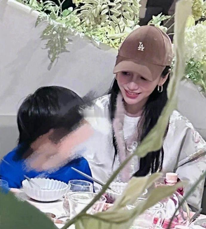 杨颖绝对是一位好妈妈，哪怕是工作，也带着儿子，事无巨细。反观黄晓明被拍到都是和叶