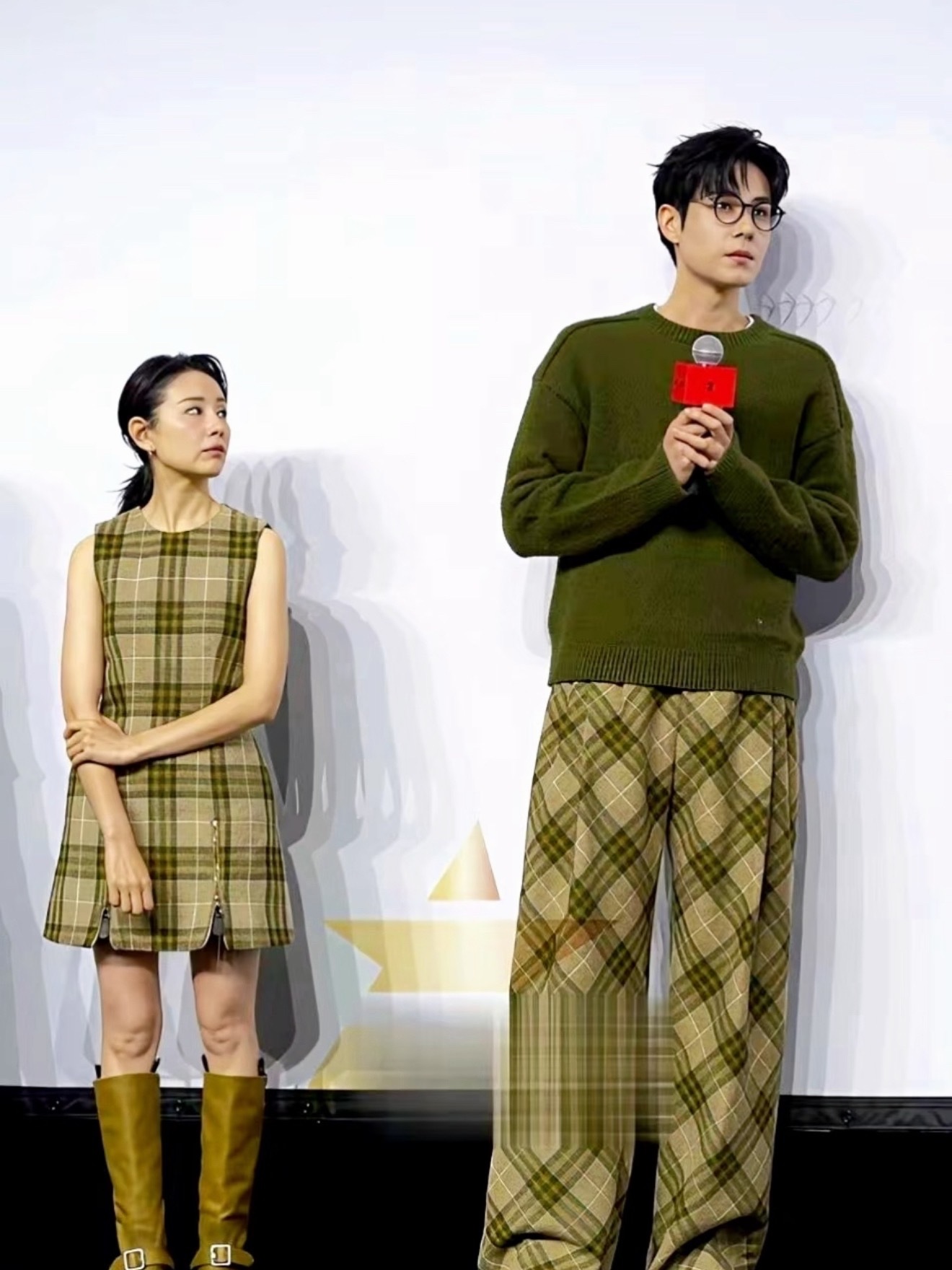 胡一天这条裤子能给董洁做两身裙子胡一天把姐姐衬的小小的哈哈哈哈哈，怎么衣服还同花