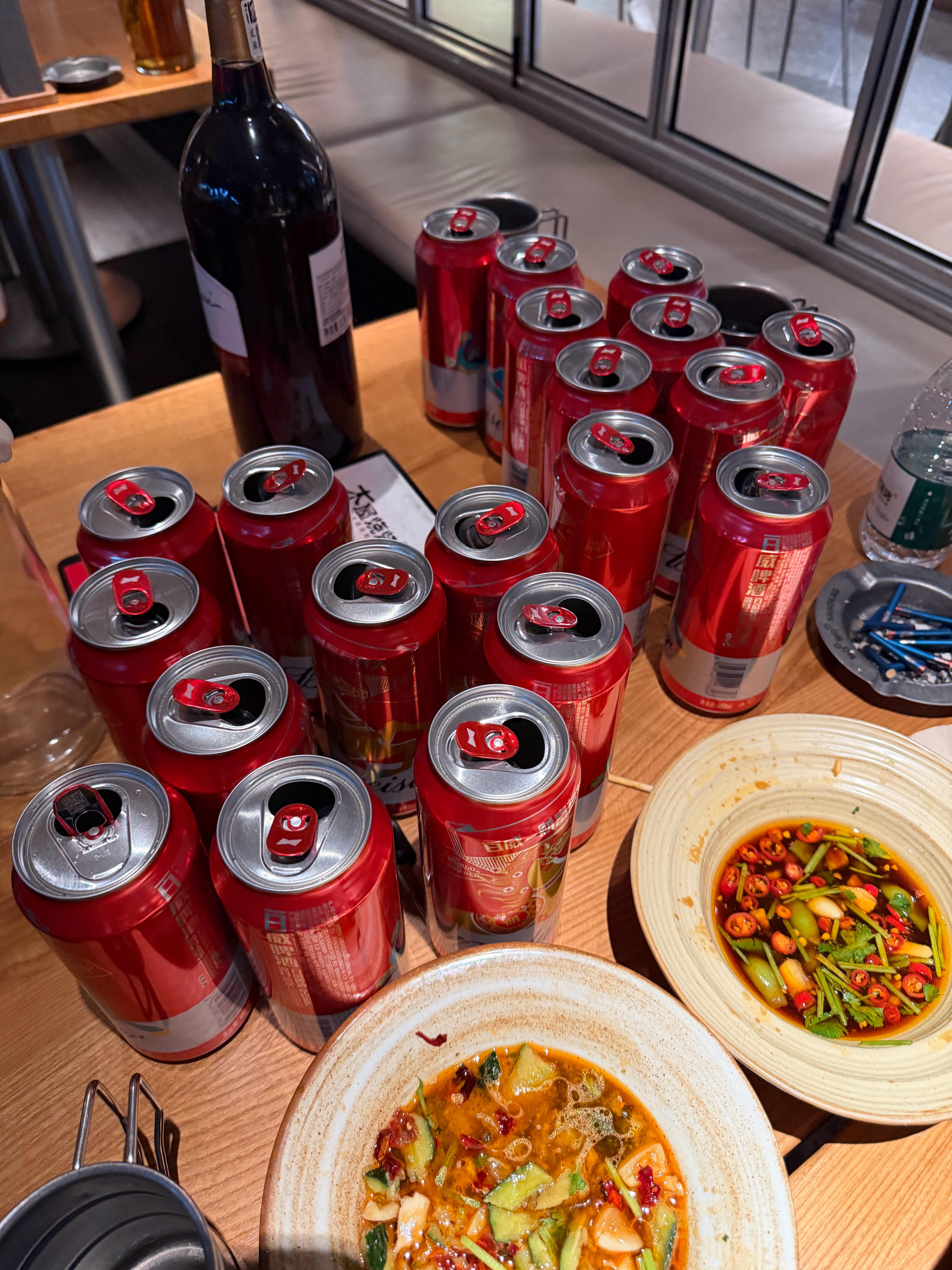 都10瓶百威了，本想把朋友喝趴送他回家，没想到，他不说话，只放了一首歌曲，任素汐