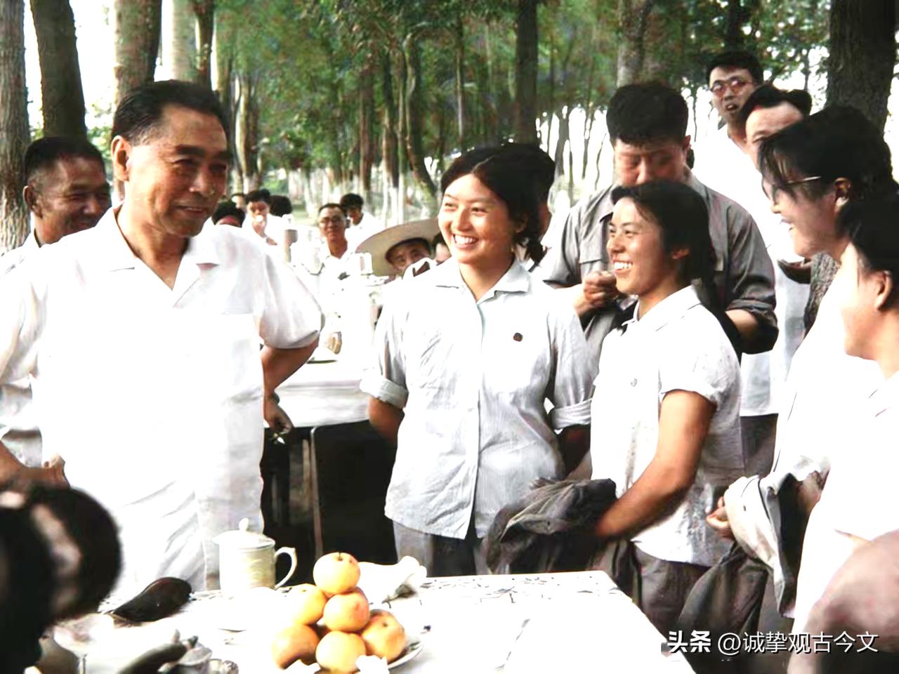 历史时光
这是周总理到新疆石河子农场看望上海支边的青年们。当她们看到敬爱的周总理