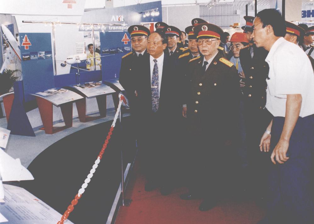 90年代，军委副主席刘华清上将到广州军区视察，广州军区的很多首长跟在后面陪同视察