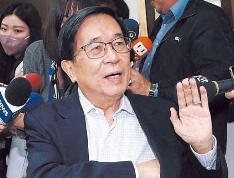 何溢诚一段直白警告揭穿台湾致命软肋,解放军第一波打击都不用出人影,岛内铁公路加机