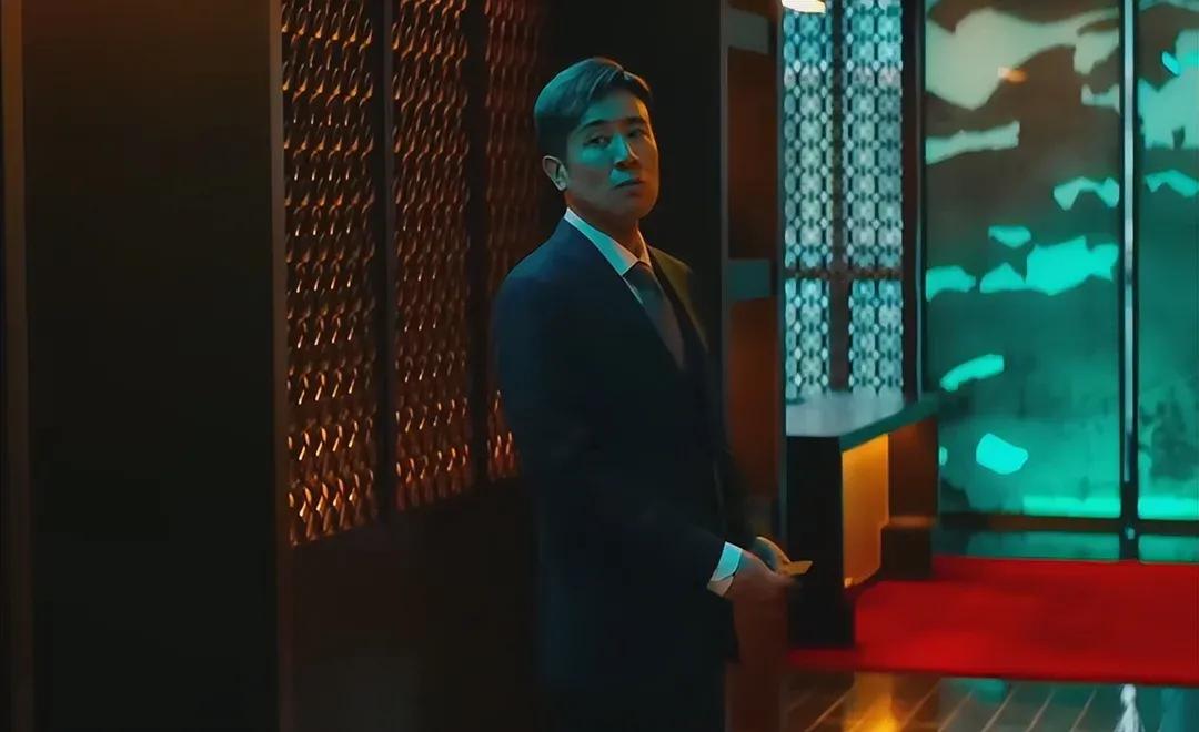 #妙笔生花创作挑战#《坚如磐石》女人的“衣衫不整”，打了多少“浓妆艳抹”女星的脸
