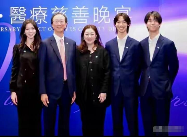 你们发觉没有，伏明霞一家人拍照时，她是站在中间的，可想而知她的家庭地位有多高，不