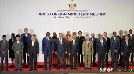 细心的记者发现金砖国家会议这个地毯铺不直，主要问题是两块地毯的宽度是不一样宽的呢