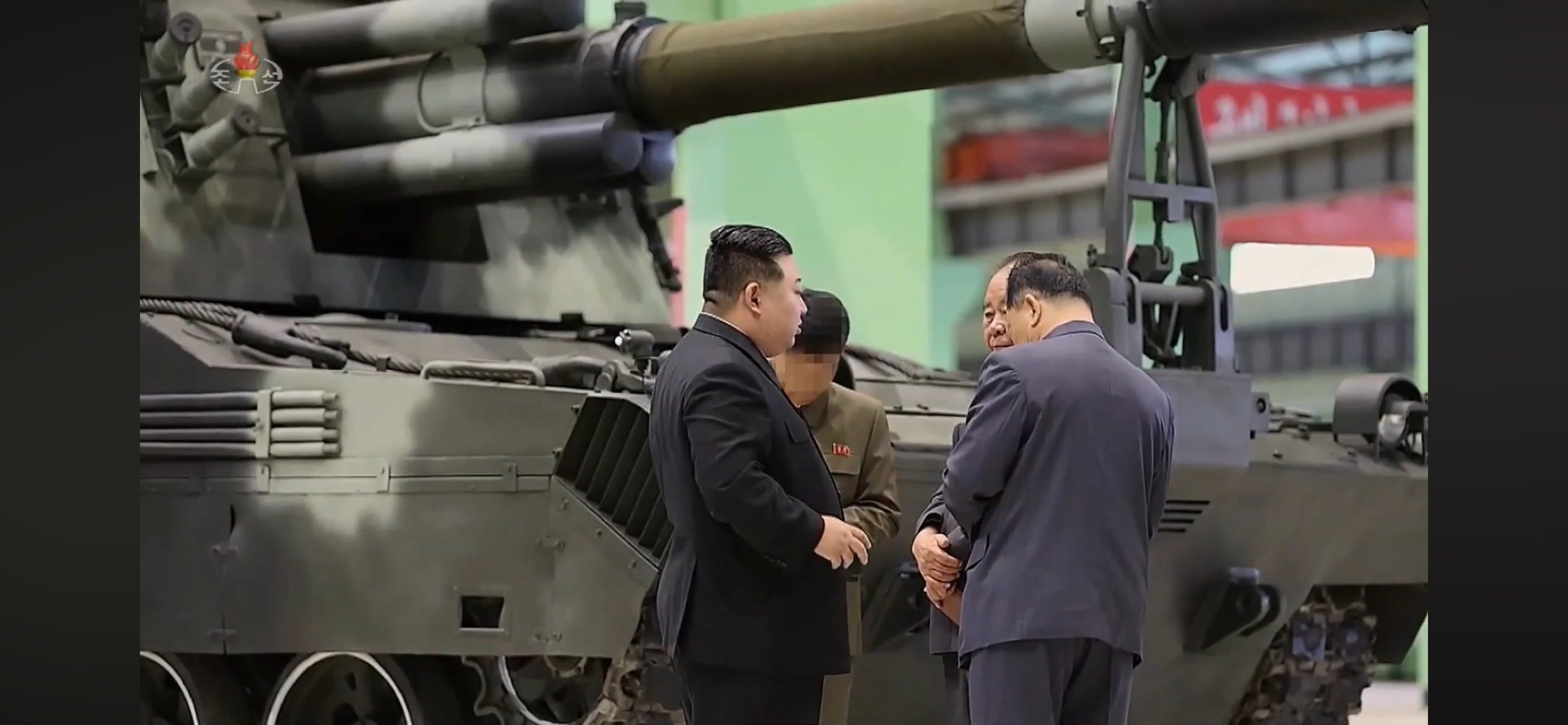 朝鲜电视台放出的金正恩之前视察“主体107年式155毫米自行榴弹炮”（官方型号称