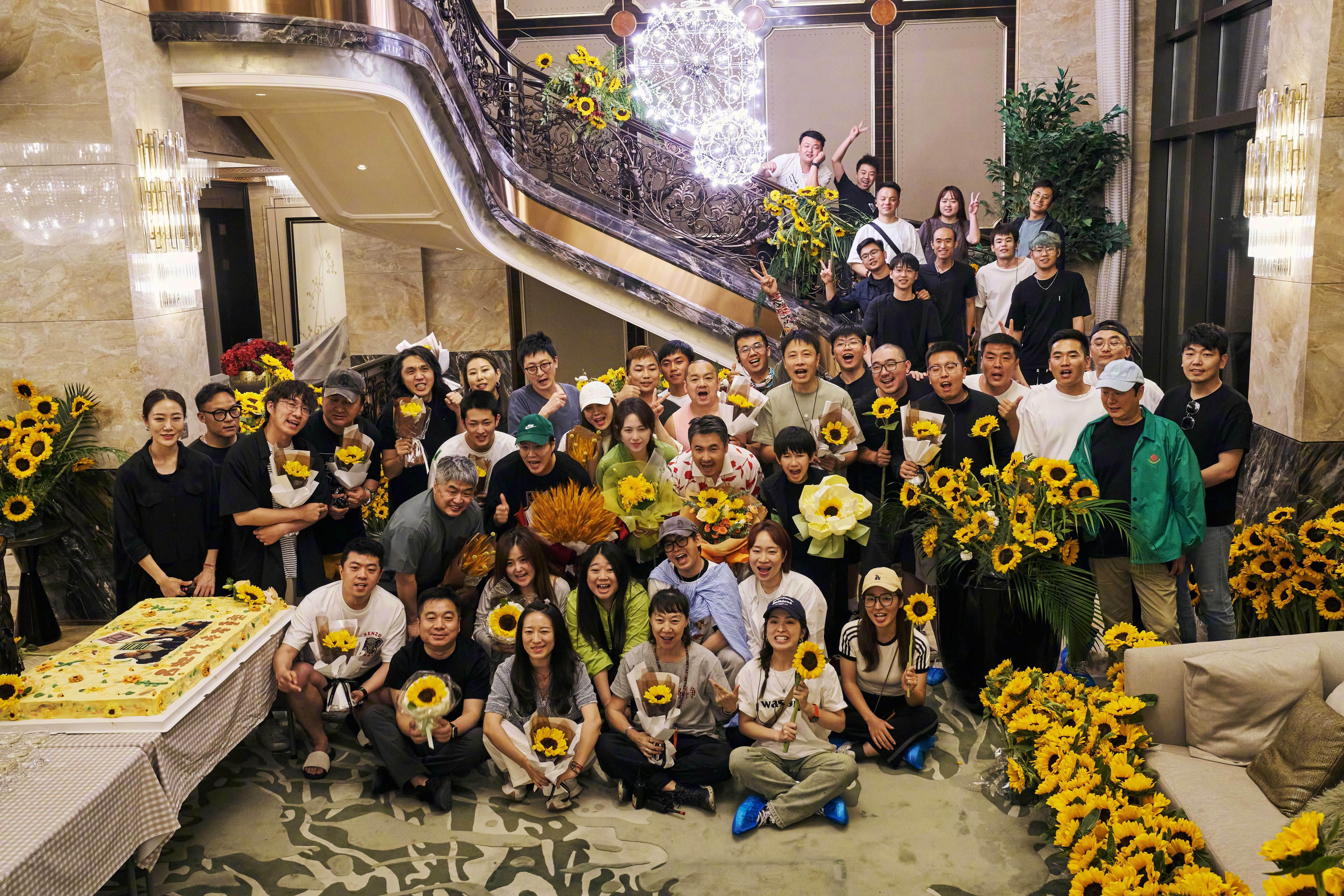 日前，由闫非、彭大魔执导，沈腾、马丽主演的新电影《#资本接班人#》官宣杀青。晒出