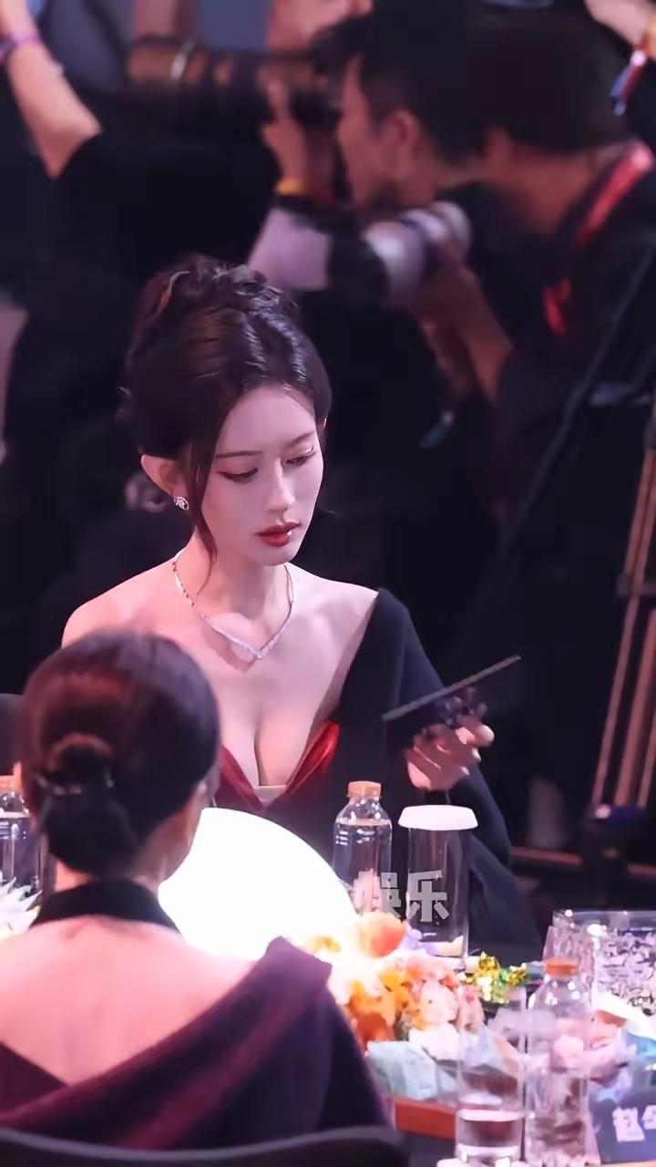 孟子义这般穿着，我非但不反感，反倒觉得她颇为豪放。
最看不惯那些“欲罢还迎”“欲