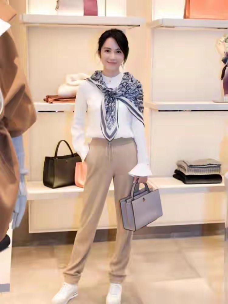 她真的比年轻时的许晴漂亮多了，又高又瘦又白，五官精致柔美，演技也很好，可惜。如今