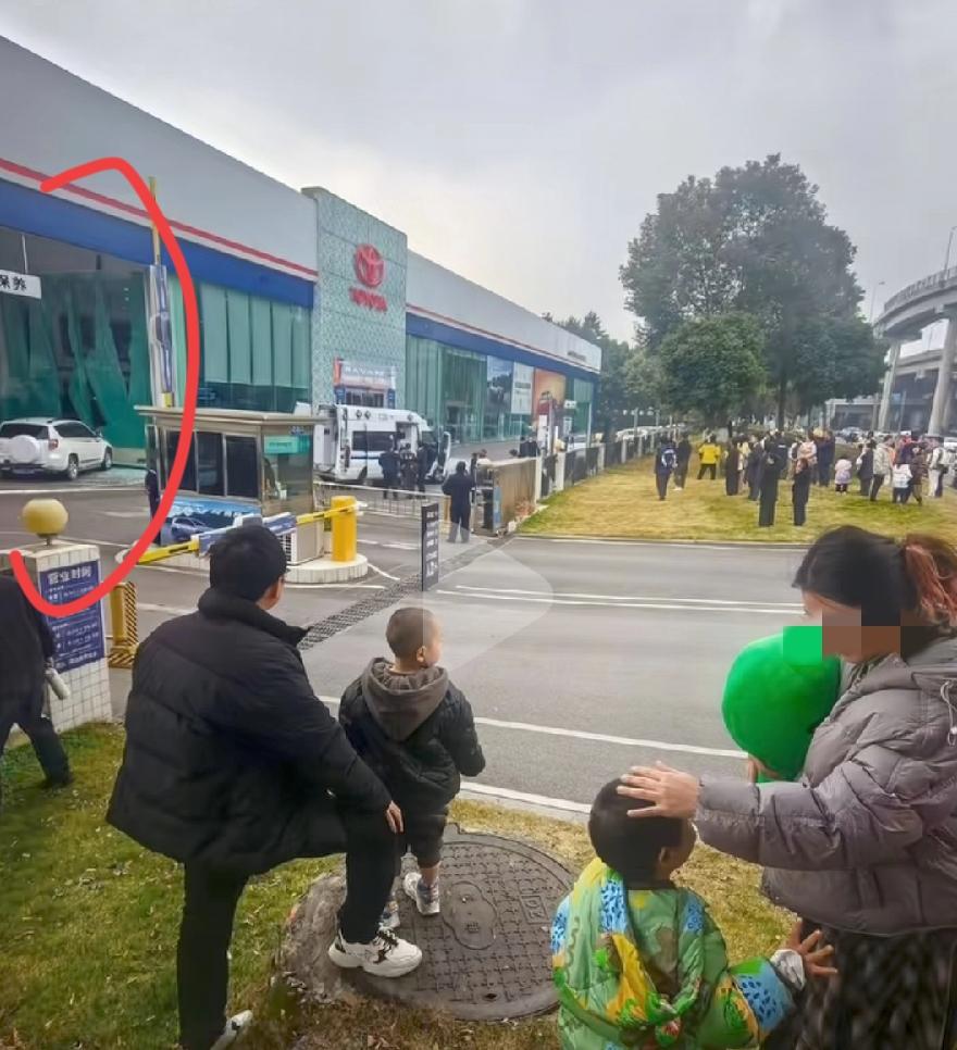 成都丰田4s店爆燃，当地网友现场实拍，有人在评论区透露，客户在矿山上班，能接触到