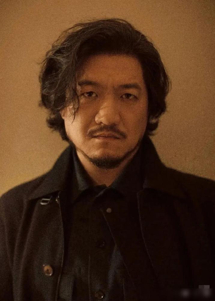 陈明昊这个人，简直是搞不懂了，他都已经48岁了，也不小了，但是他甚至都没有演过很