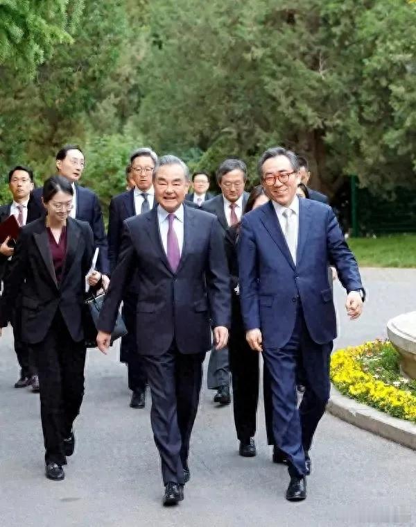等了六年半，韩外长终获访华机会，韩国想要的我们给了，就看韩国表现诚意等了六年半，