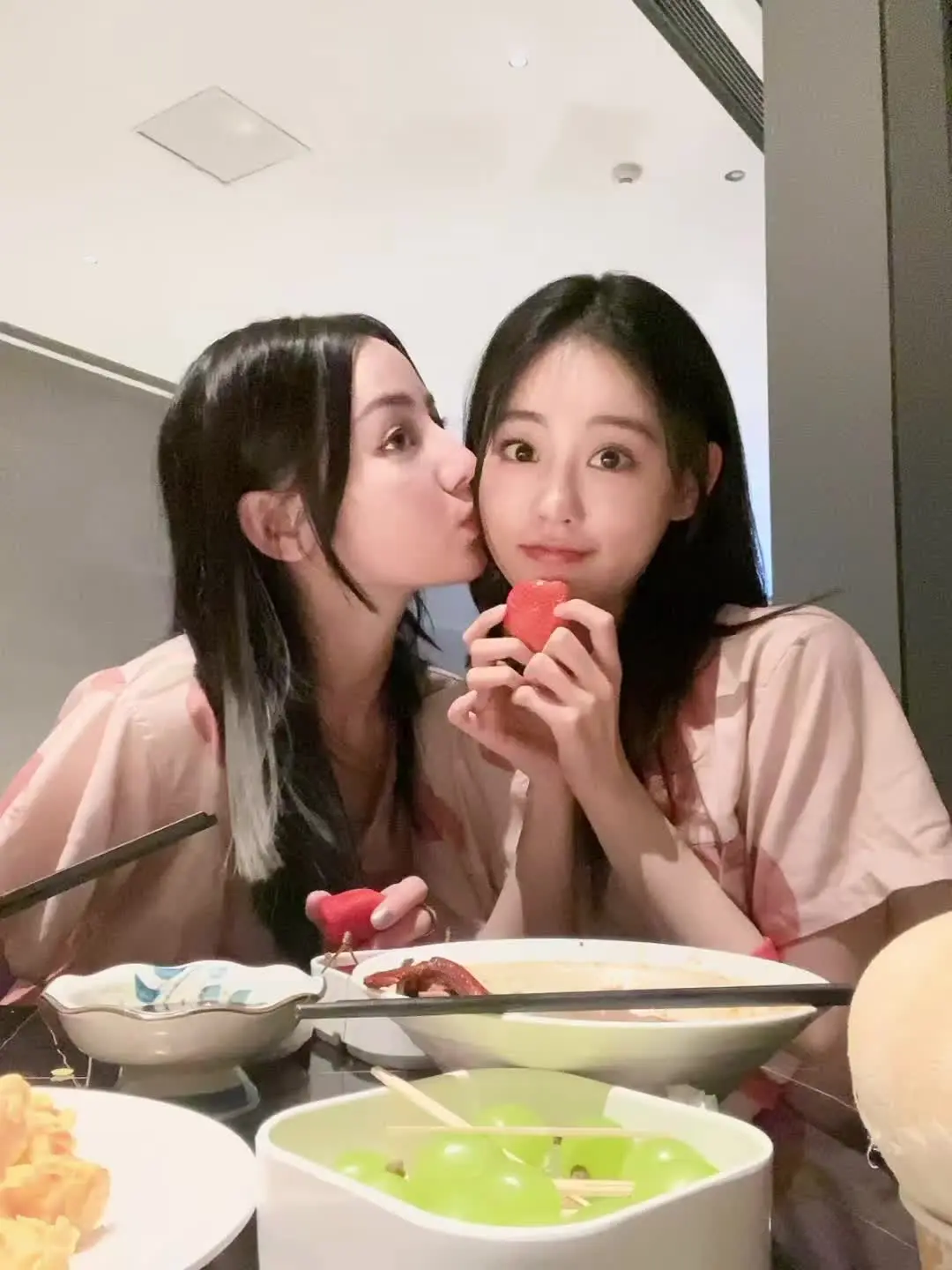 六张live我兑水喝了两年，以后你们两个应该都是自留合照啦！我也看不到...