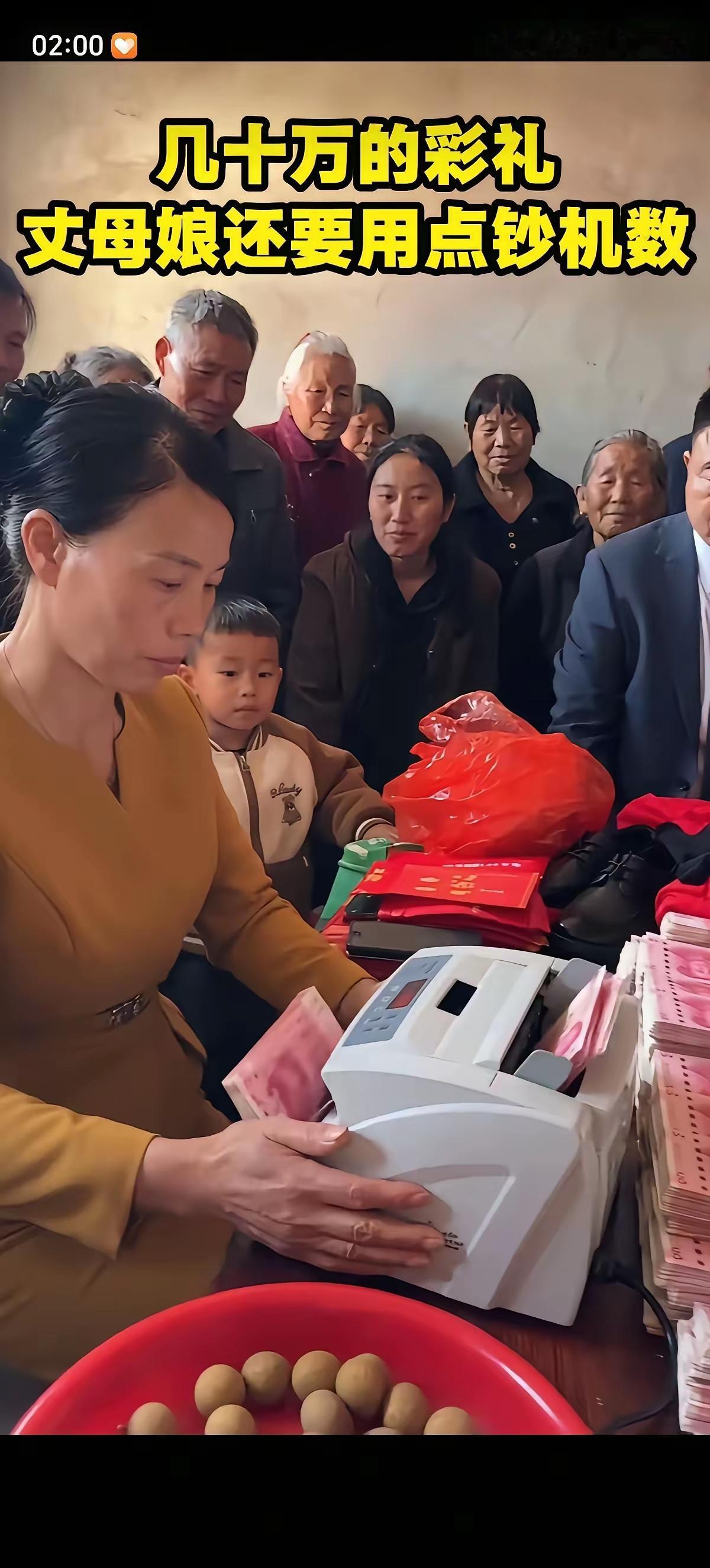 订婚是民间确定男女双方婚姻关系的一种仪式，订婚现场也应该是喜气洋洋的才对，再看看