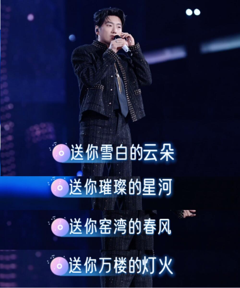 海来阿木策马亮相万人体育场海来阿木骑马登场太震撼了 骑马绕场的时候，万人合唱的声