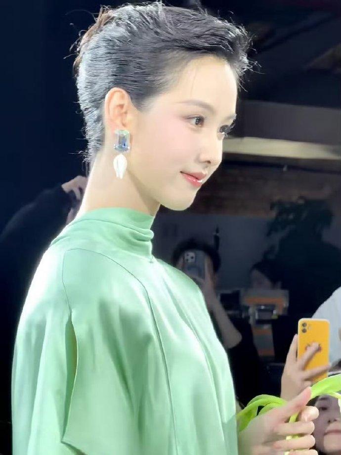 最近陈都灵在出席时尚活动的时候搭配了一身水绿色的裙子，看上去年轻又迷人。

陈都
