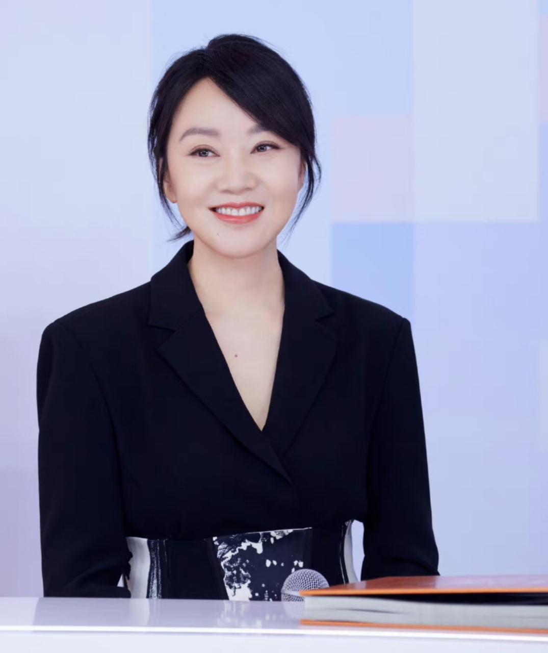 闫妮海清：实力派中年女演员
两位都是实力派中年女演员，擅长演绎烟火气十足的现实女