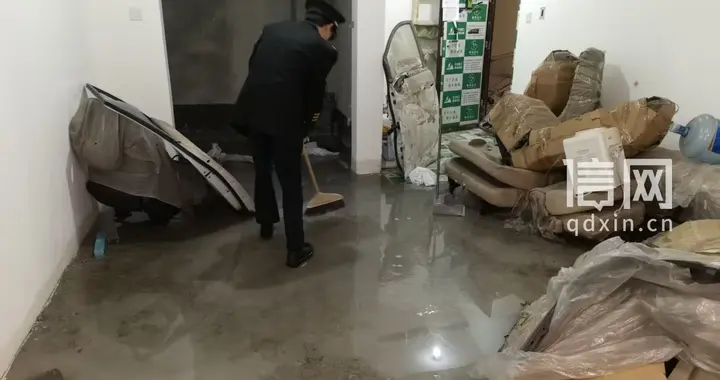 成都中绿康桥小区数十户业主家里频频返水 开发商称火锅废油堵了管道，交付仅3年