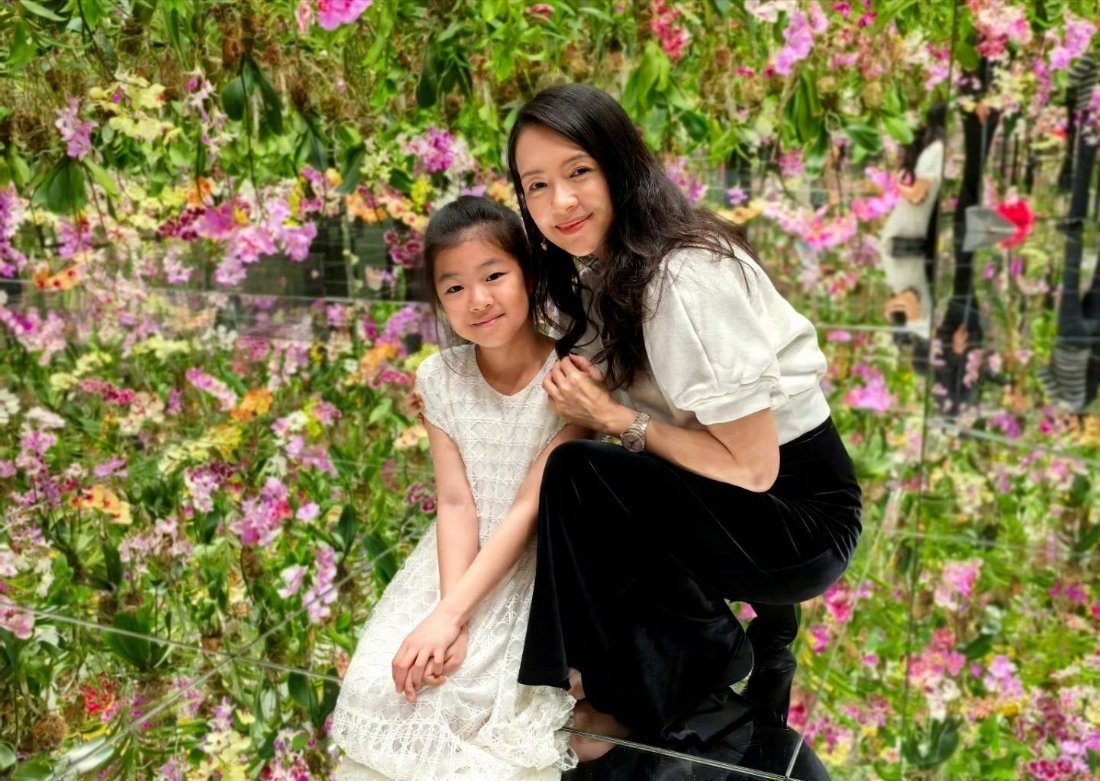 章子怡晒女儿儿子，昨天小沈阳，今天章子怡，明星们都开始托举下一代了[good]，