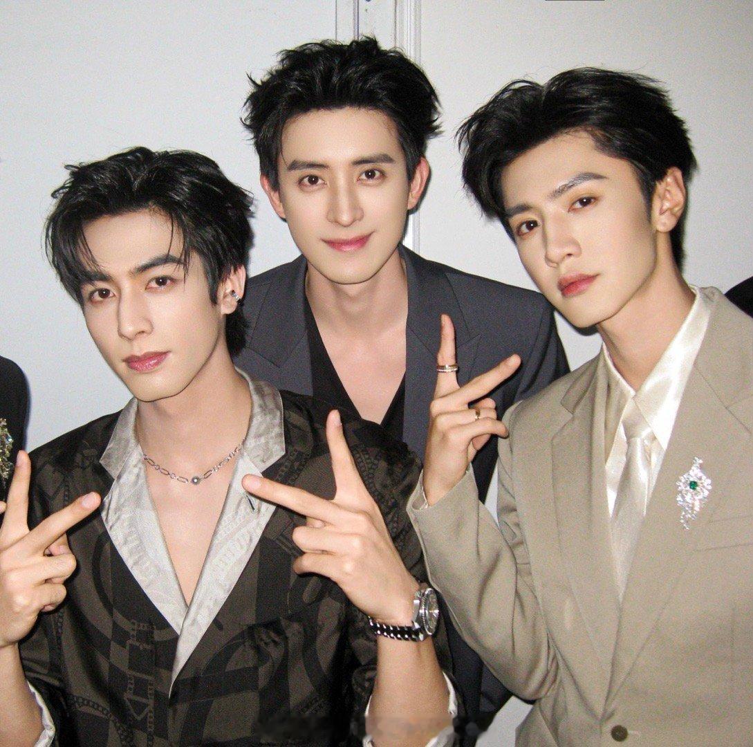 宋威龙陈哲远敖瑞鹏三大帅哥合影的含金量！！