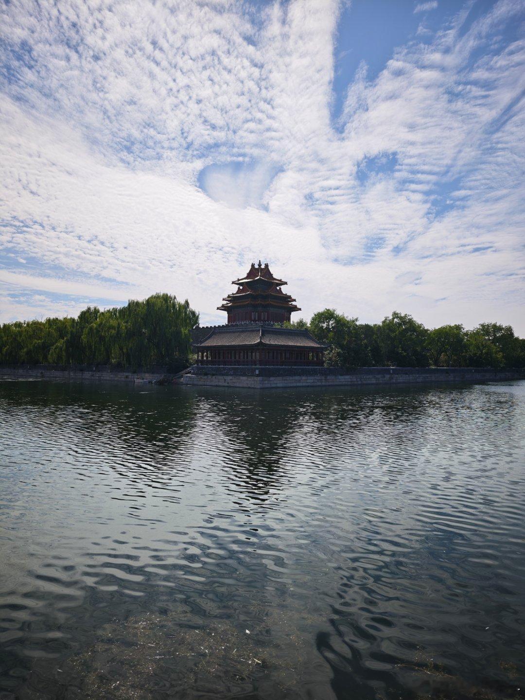 白云漫过角楼与白塔，湖面映着蓝天，一帧帧都是京城独有的浪漫。 摄影北京你好[超话