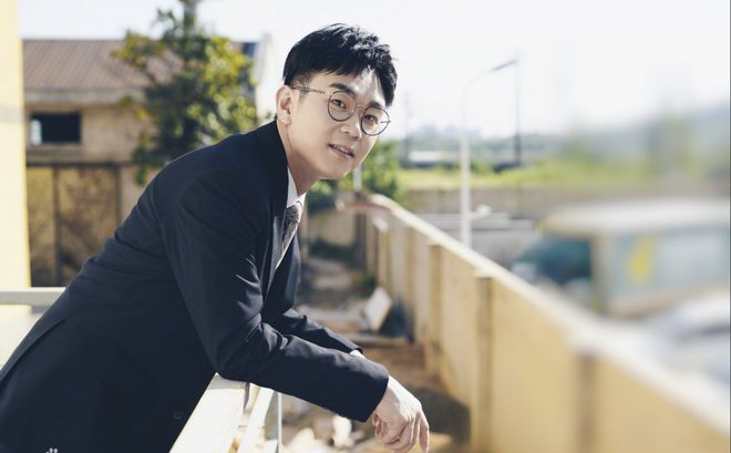 大鹏的第一任妻子是自己的大学同学，俩人2006年结的婚，婚后大鹏也秀过恩爱，但前