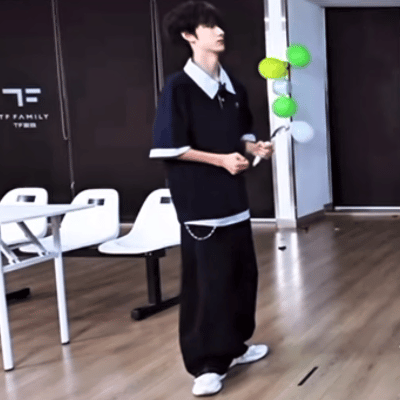 鼠鼠用力一蹦！( ᎔˘꒳˘᎔) 