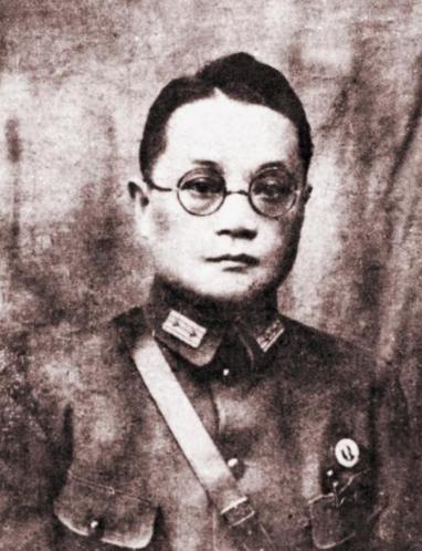 1949年，国军上将潘文华决定起义，却发现七姨太是特务，为了不打草惊蛇，他对七姨