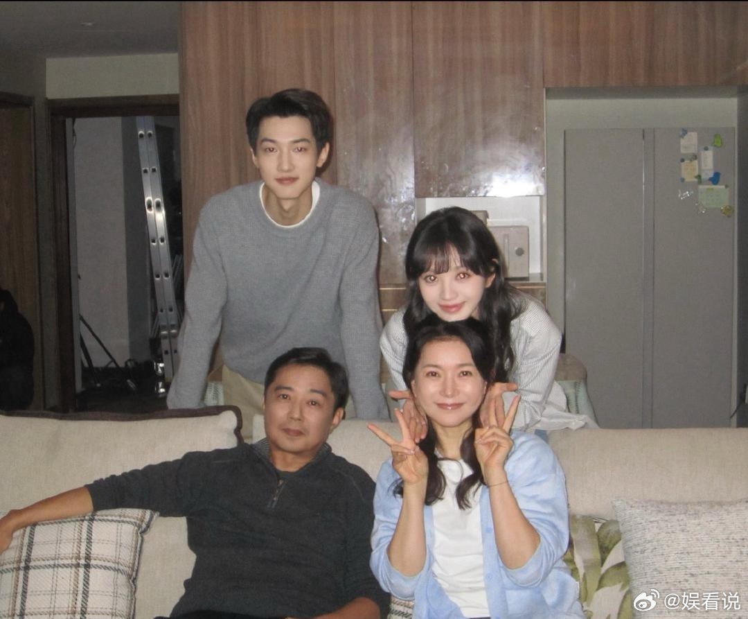 这张照片田曦薇脸真的小到夸张眼睛又大 