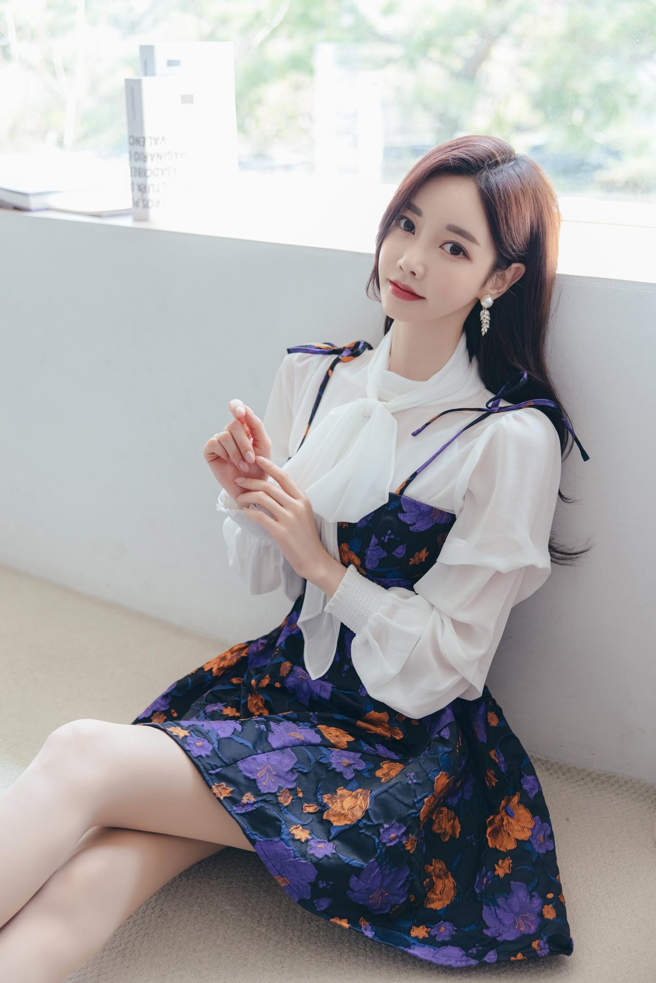 孙允珠紫藤曼陀罗神秘妖精花穗摆裙。